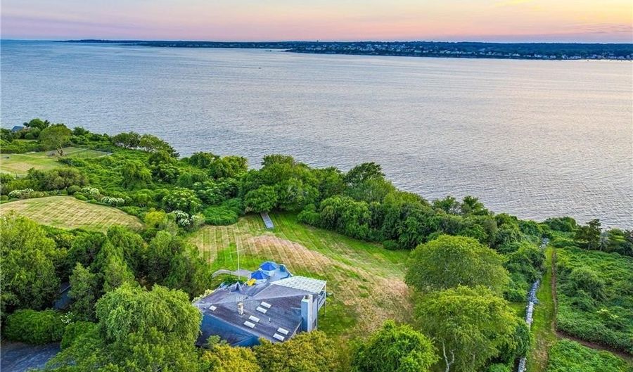 76 Battery Ln, Jamestown, RI 02835 - 5 Beds, 5 Bath