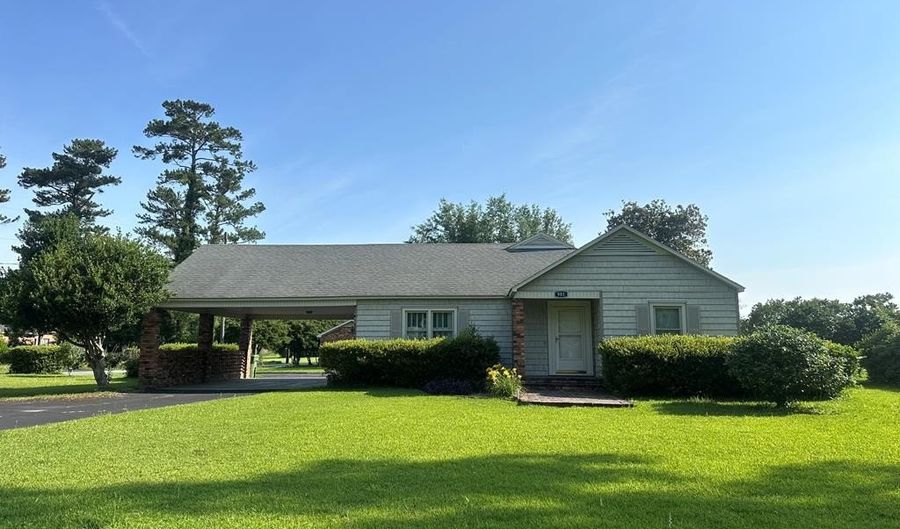 901 4th St, Adel, GA 31620 - 2 Beds, 2 Bath