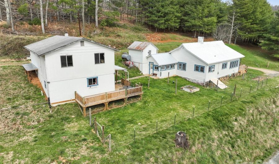 138 Robert Phillips Rd, Bakersville, NC 28705 - 3 Beds, 2 Bath