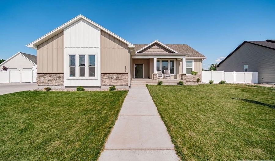 542 Steinfeld Dr, Ammon, ID 83401 - 5 Beds, 3 Bath