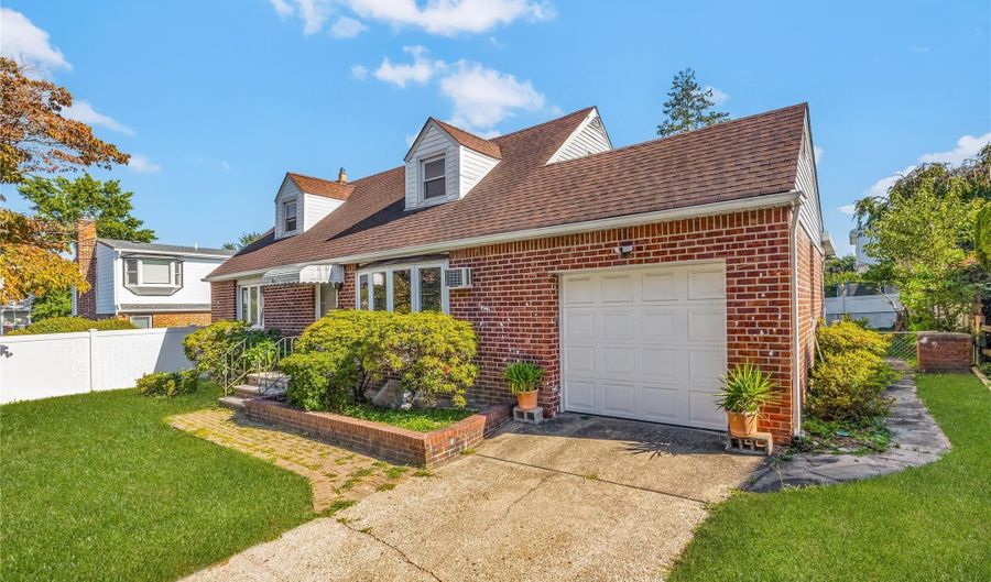 63 I U Willets Rd, Albertson, NY 11507 - 4 Beds, 2 Bath