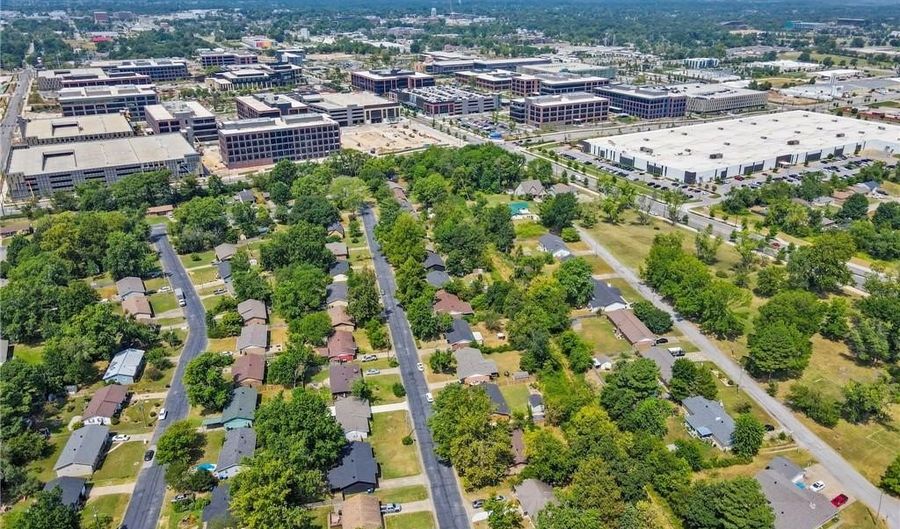 2401 SE 9th St, Bentonville, AR 72712 - 4 Beds, 3 Bath