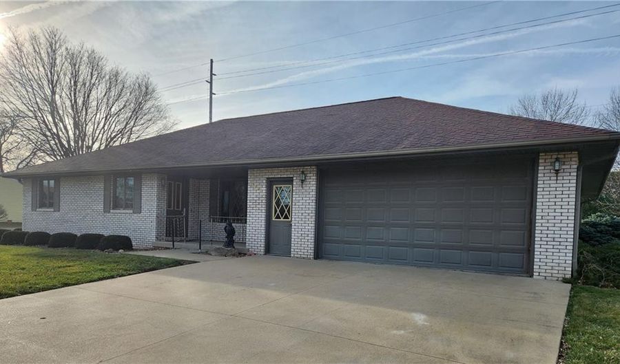1700 W Larson St, Knoxville, IA 50138 - 3 Beds, 3 Bath