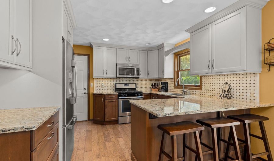 2623 W SUNNYVIEW Cir, Appleton, WI 54914 - 3 Beds, 3 Bath
