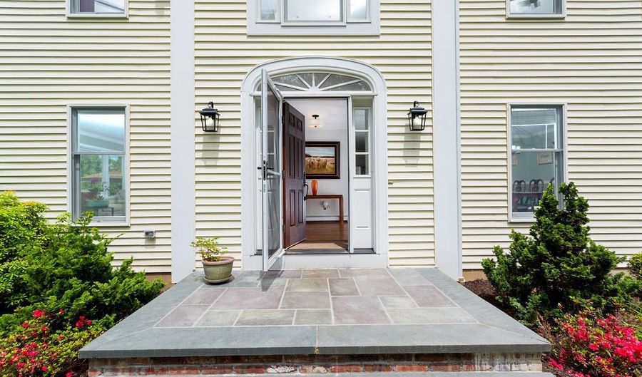 12 Fawn Ridge Dr, Brookfield, CT 06804 - 4 Beds, 3 Bath