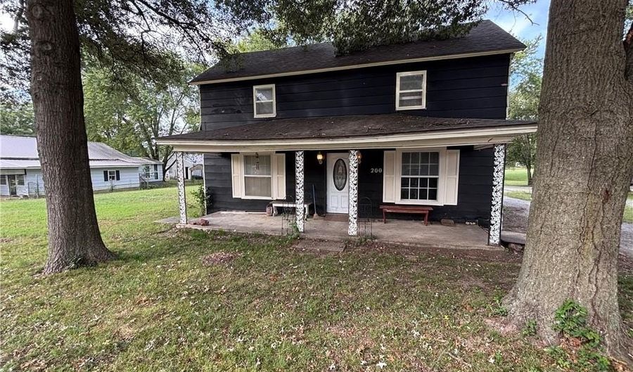 200 S 3rd St, Arma, KS 66712 - 3 Beds, 2 Bath