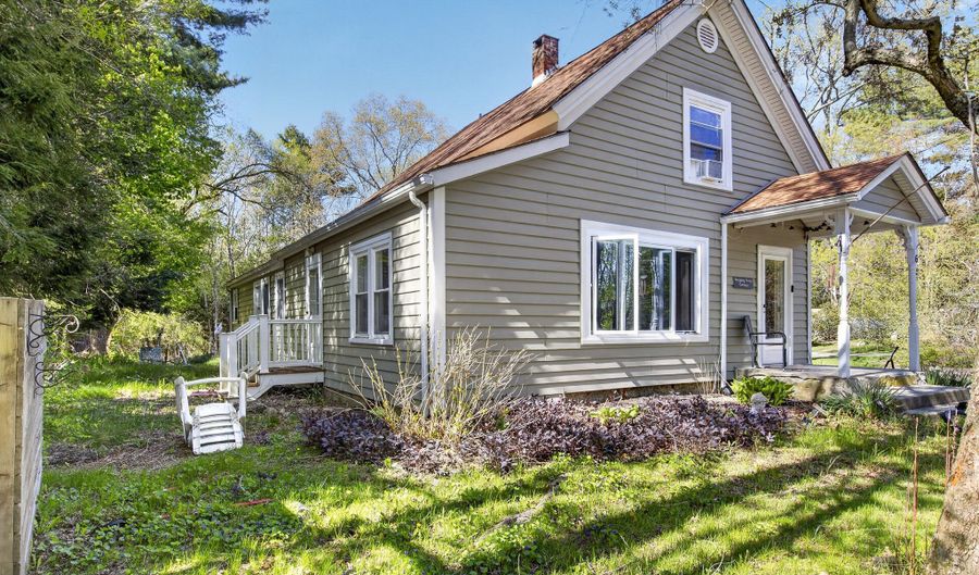 6 North Rd, Foster, RI 02825 - 3 Beds, 2 Bath