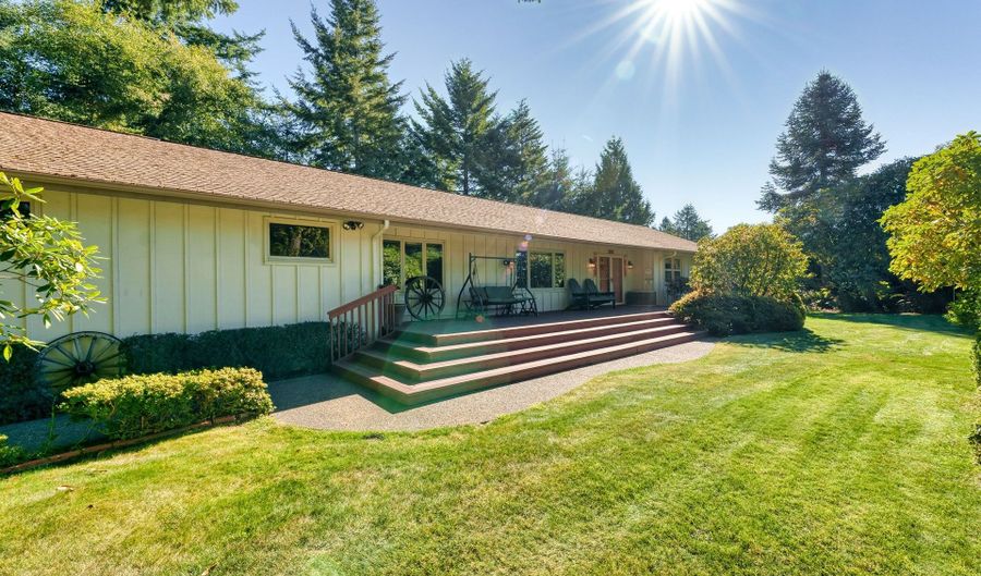 1090 PARKVIEW Dr, Brookings, OR 97415 - 4 Beds, 4 Bath