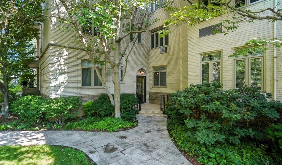 2376 Madison Rd, Cincinnati, OH 45208 - 2 Beds, 2 Bath