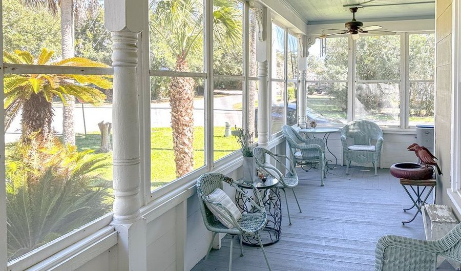 142 4th St, Apalachicola, FL 32320 - 2 Beds, 2 Bath