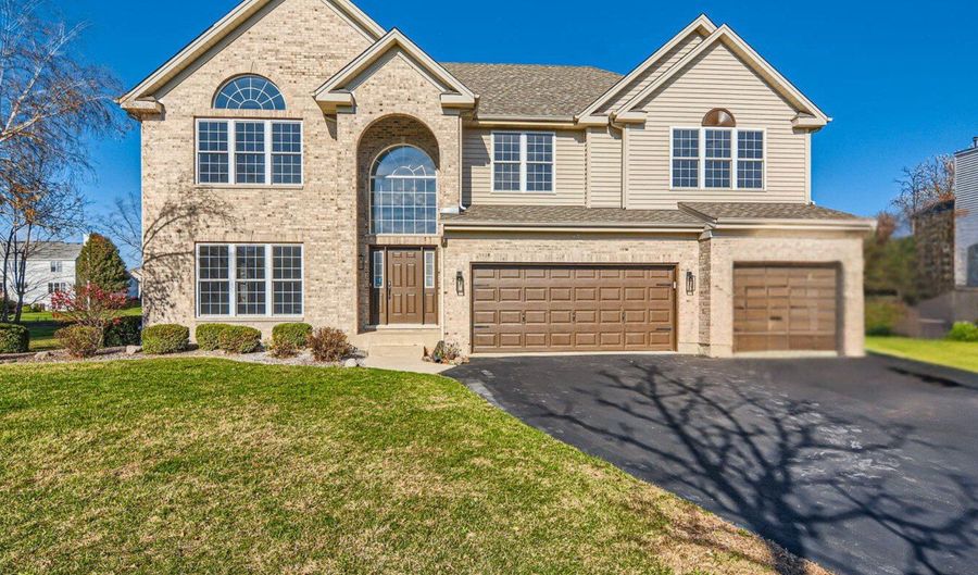 3670 White Deer Dr, Algonquin, IL 60102 - 5 Beds, 5 Bath