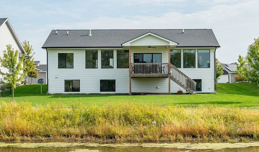526 Sunset Dr SE, Altoona, IA 50009 - 5 Beds, 3 Bath