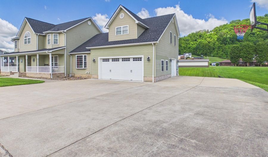 32 Diamond Dr, Barboursville, WV 25504 - 4 Beds, 4 Bath