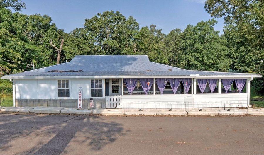 3231 Sardis Lake Dr, Batesville, MS 38606 - 2 Beds, 2 Bath