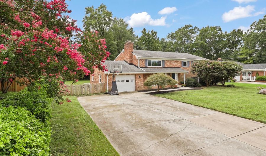 4417 LAUREL Rd, Alexandria, VA 22309 - 5 Beds, 3 Bath