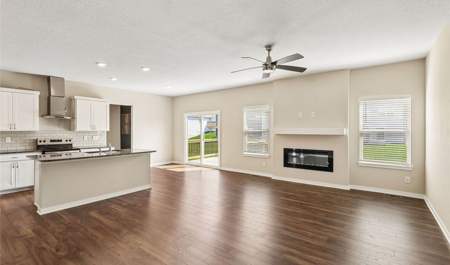 1112 32nd St SE, Altoona, IA 50009 - 4 Beds, 3 Bath