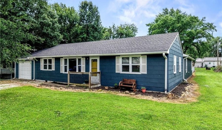 233 W 5th St, Adrian, MO 64720 - 5 Beds, 2 Bath