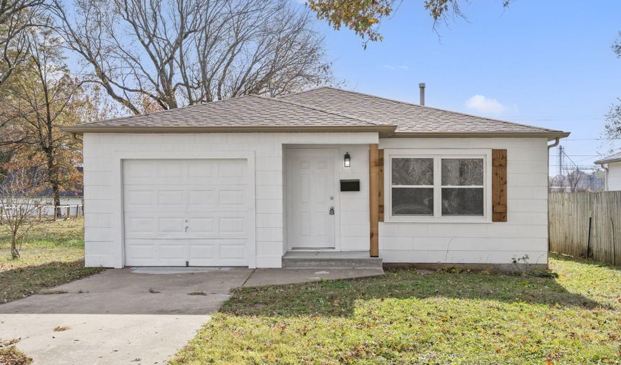 304 E Cofield St, Aurora, MO 65605 - 2 Beds, 1 Bath