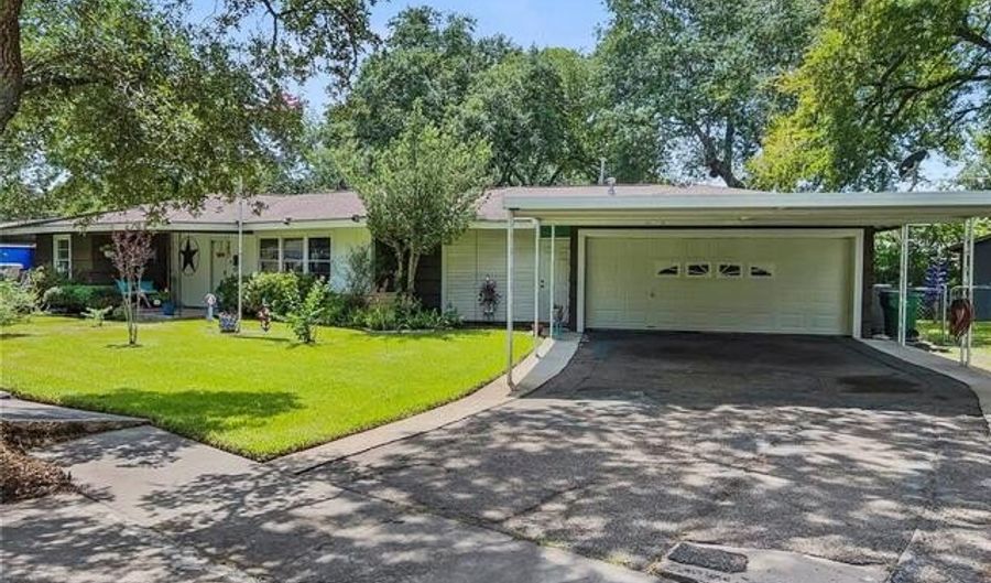 813 N Morgan St, Angleton, TX 77515 - 3 Beds, 2 Bath
