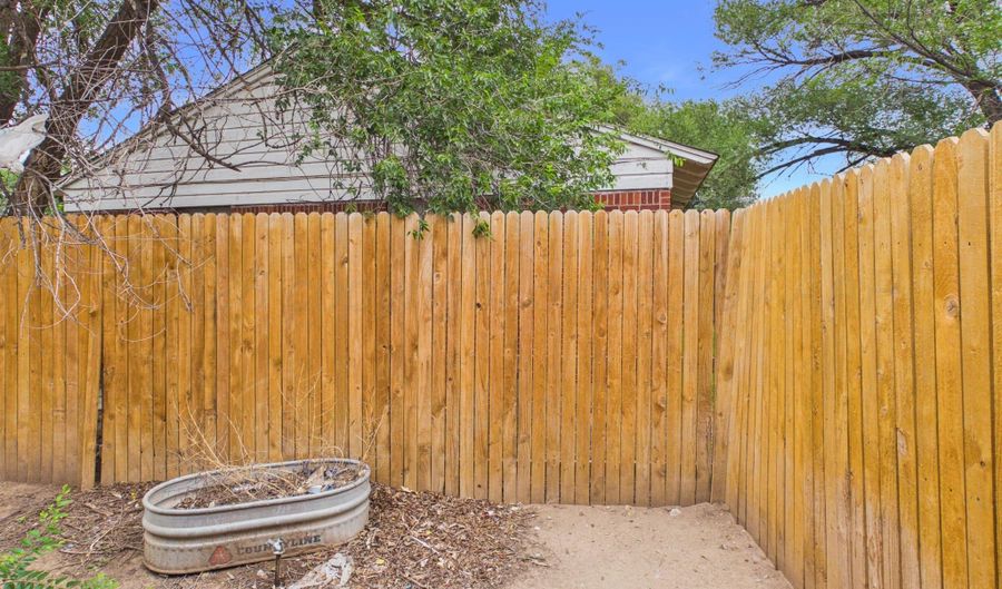 2711 Duncan A Dr, Amarillo, TX 79109 - 2 Beds, 1 Bath