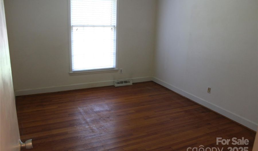 7017 Knightswood Dr, Charlotte, NC 28226 - 3 Beds, 2 Bath
