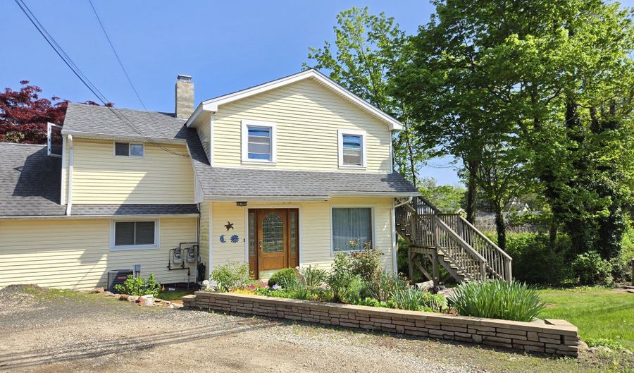 190 Short Beach Rd, Branford, CT 06405 - 2 Beds, 1 Bath
