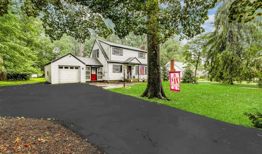 5 Woodland Pl, Airmont, NY 10952 - 3 Beds, 2 Bath