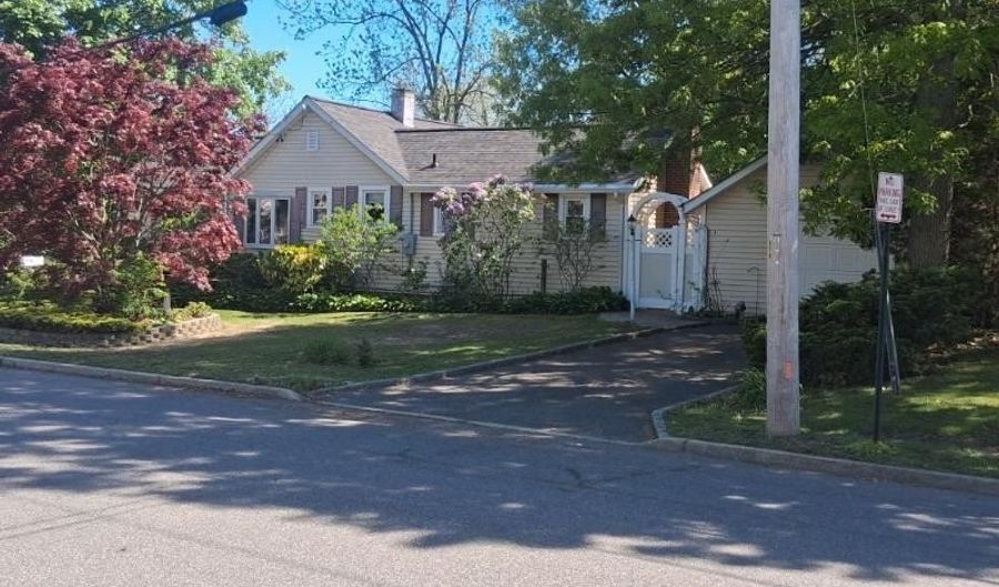 81 Union Ave, Amityville, NY 11701 - 3 Beds, 3 Bath