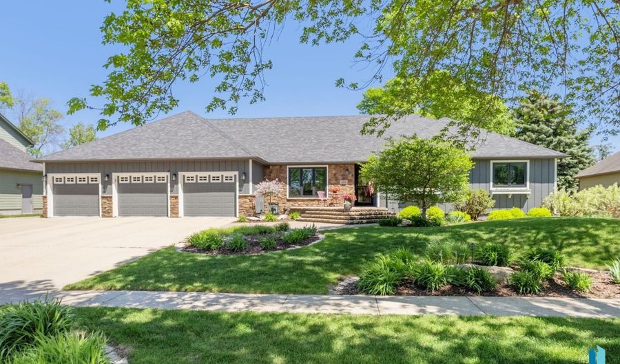 408 N Oak Ridge Rd, Brandon, SD 57005 - 5 Beds, 3 Bath