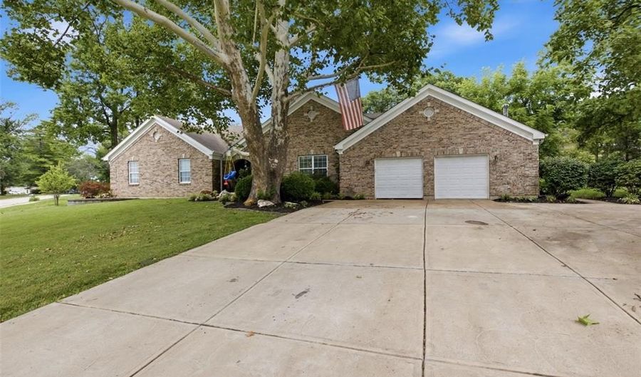 803 Streiff Ln, Ballwin, MO 63011 - 4 Beds, 3 Bath