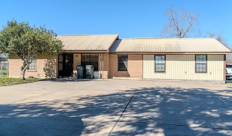 4959 US Hwy 90, Alleyton, TX 78935 - 5 Beds, 2 Bath