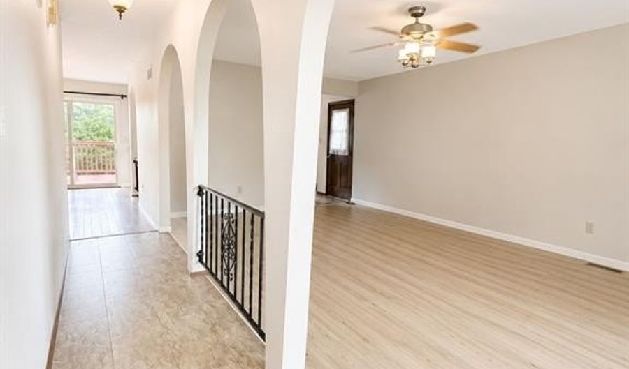 745 Woodrun Dr, Ballwin, MO 63021 - 3 Beds, 2 Bath