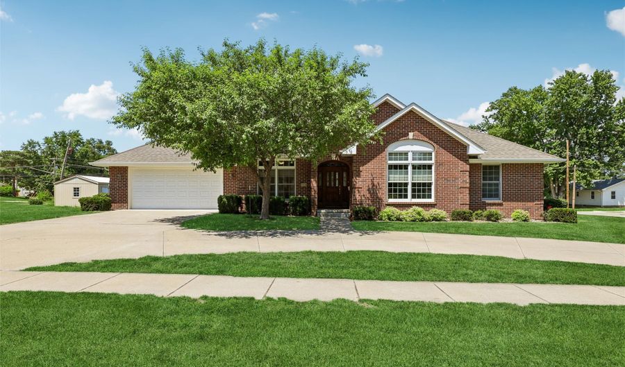 904 Cottage St, Adel, IA 50003 - 4 Beds, 4 Bath
