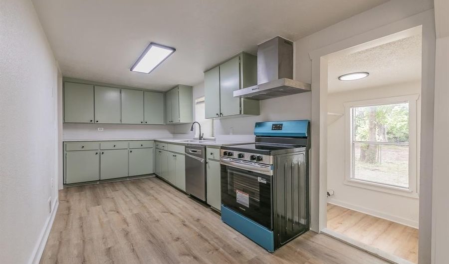 211 S Line St, Weatherford, TX 76086 - 2 Beds, 1 Bath