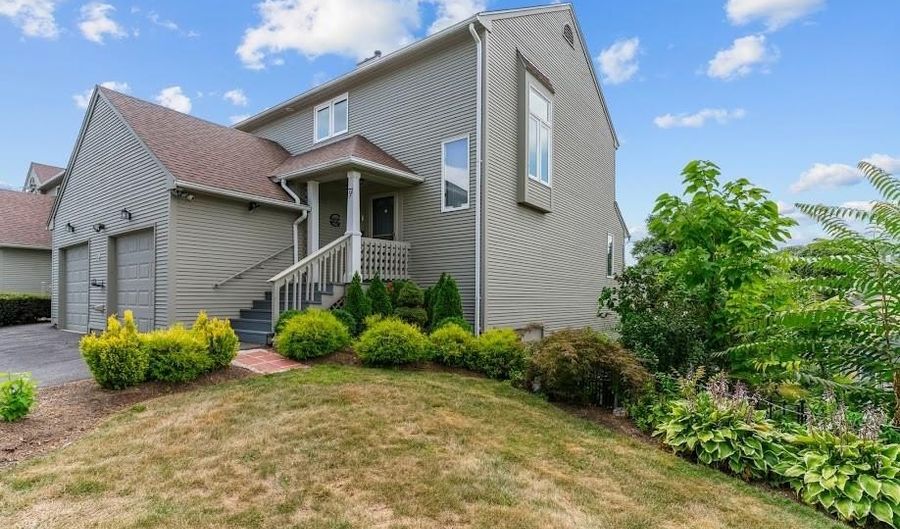 72 Hilltop Dr F, North Providence, RI 02904 - 2 Beds, 4 Bath
