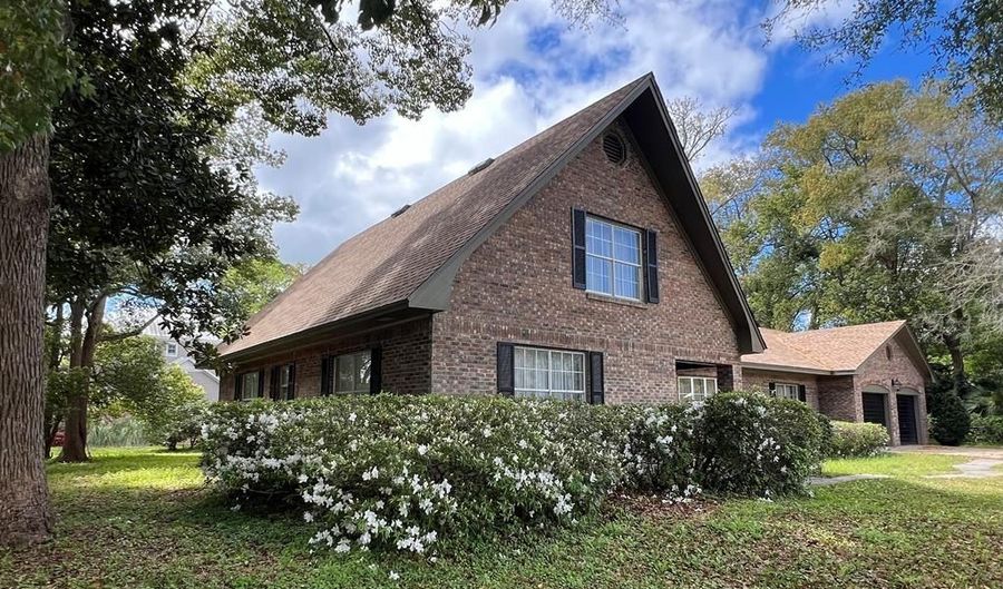 22 12th St, Apalachicola, FL 32320 - 4 Beds, 3 Bath