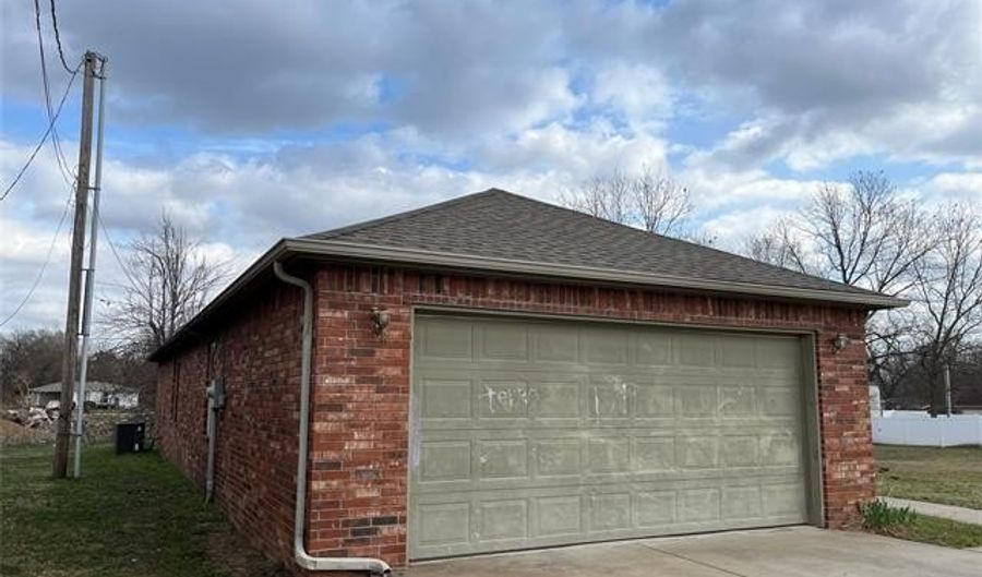 208 S Osage St, Beggs, OK 74421 - 5 Beds, 2 Bath