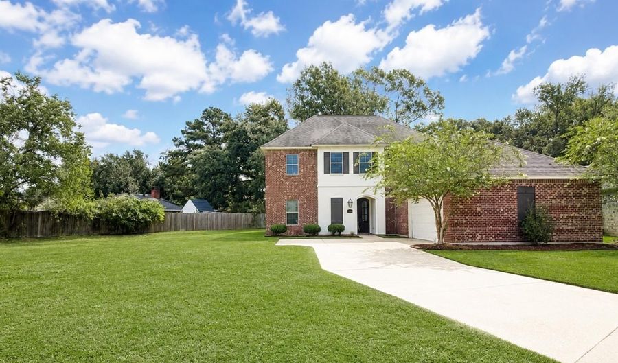 15565 Babblingbrook Dr, Baton Rouge, LA 70816 - 5 Beds, 3 Bath