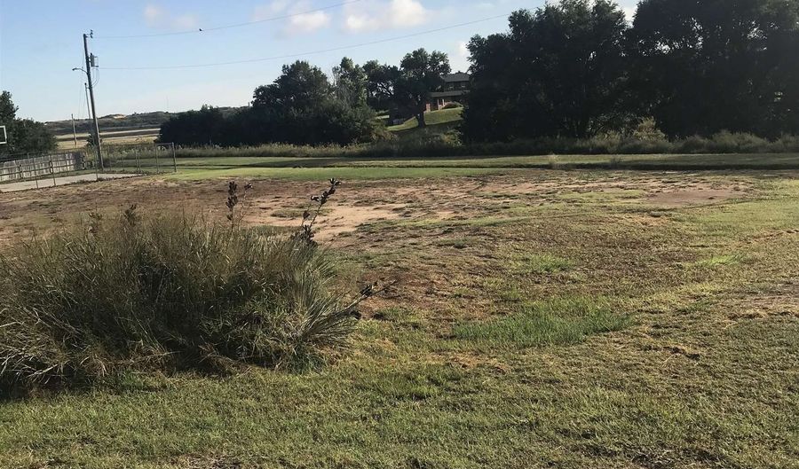 423 E 10th St, Beaver, OK 73932 - 4 Beds, 2 Bath