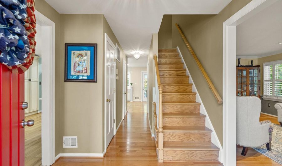 7421 BEVERLY MANOR Dr, Annandale, VA 22003 - 4 Beds, 4 Bath