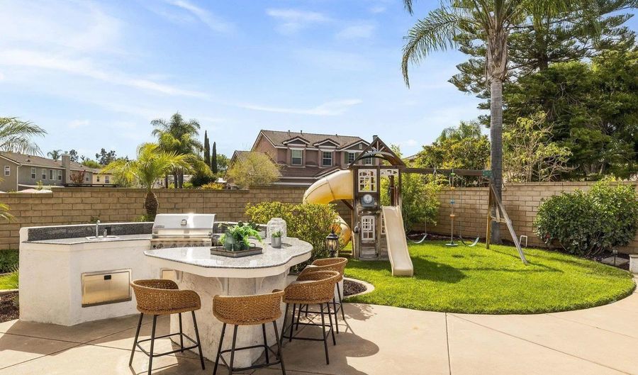 2337 Douglaston Gln, Escondido, CA 92026 - 6 Beds, 6 Bath