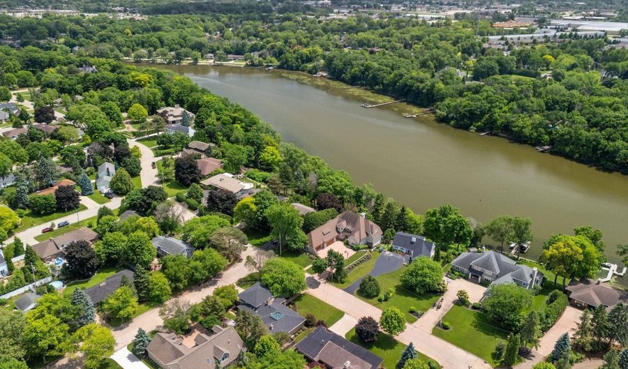 1824 W REID Dr, Appleton, WI 54914 - 4 Beds, 3 Bath