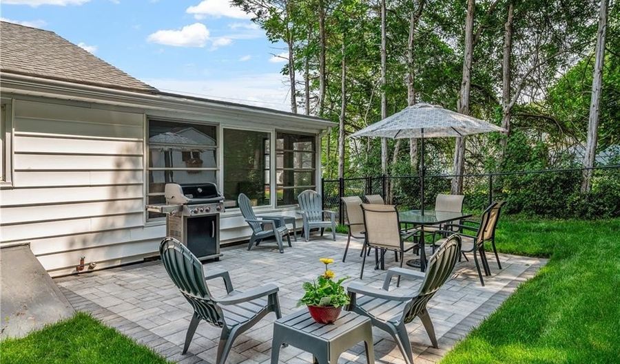 18 Oak Hill Ave, North Smithfield, RI 02896 - 2 Beds, 1 Bath