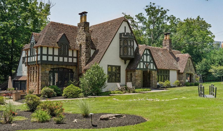 1952 CANTERBURY Rd, Abington, PA 19001 - 5 Beds, 5 Bath