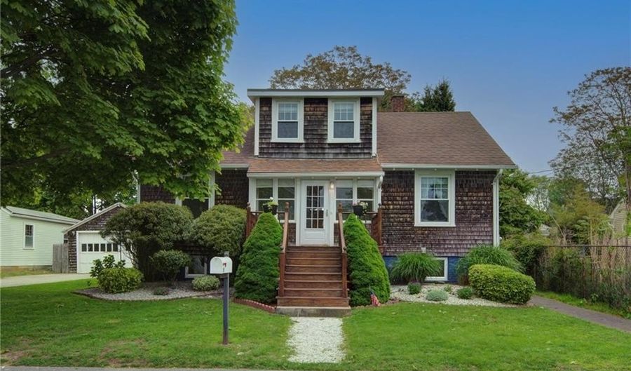 25 Renfrew Ave, Middletown, RI 02842 - 3 Beds, 3 Bath