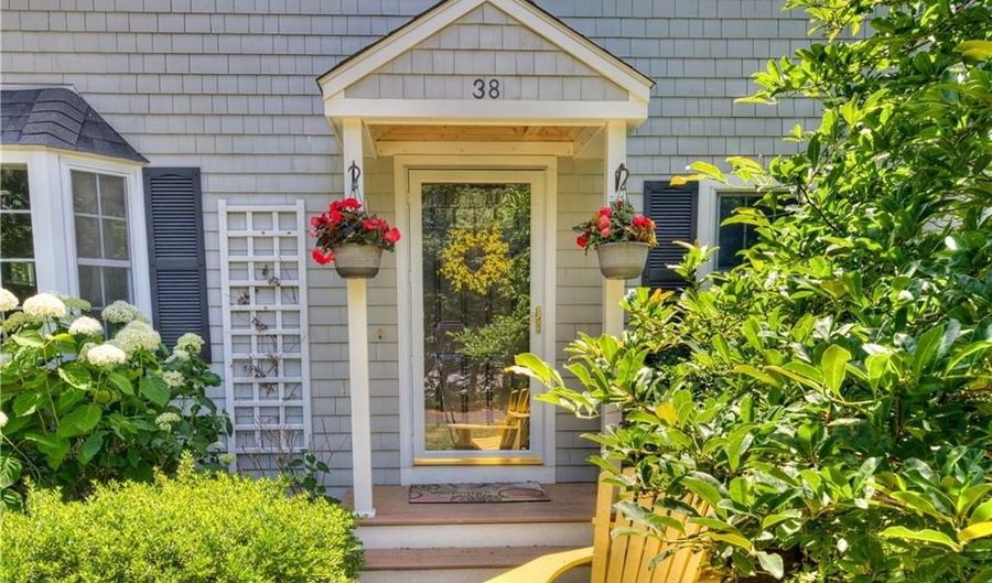 38 Highland Ave, Barrington, RI 02806 - 3 Beds, 2 Bath