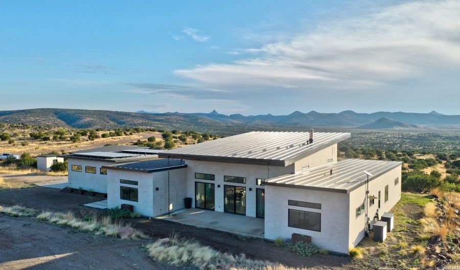 28 Scenic Rdg S, Alpine, TX 79830 - 3 Beds, 3 Bath
