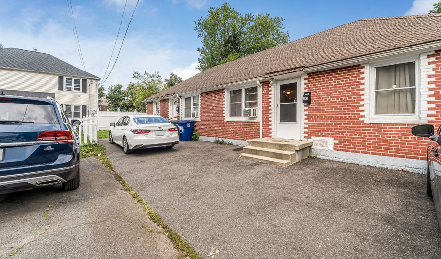 242 Pearl Harbor St, Bridgeport, CT 06610 - 5 Beds, 4 Bath