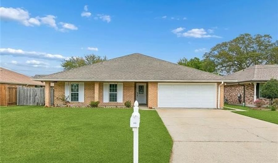 404 AVENUE A, Belle Chasse, LA 70037 - 3 Beds, 2 Bath