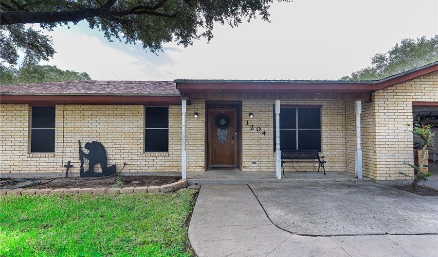 1204 Live Oak Dr, Alice, TX 78332 - 3 Beds, 3 Bath